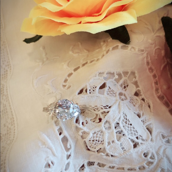 🔥SALE🔥 White Sapphire & Silver Engagement Ring - Picture 5 of 8